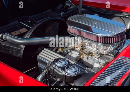 28 maggio 2022 - East Gwillimbury, Ontario, Canada: All'interno di un motore di una vecchia Chevrolet Corvette rossa Foto Stock