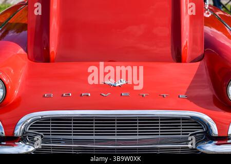 28 maggio 2022 - East Gwillimbury, Ontario, Canada: Chiusura del paraurti anteriore di una vecchia Chevrolet Corvette rossa del 1961 Foto Stock