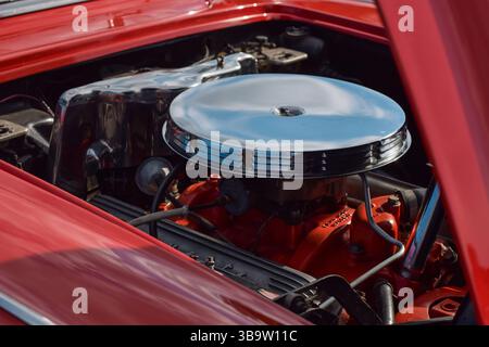 28 maggio 2022 - East Gwillimbury, Ontario, Canada: All'interno di un motore di una vecchia Chevrolet Corvette rossa 1961 Foto Stock