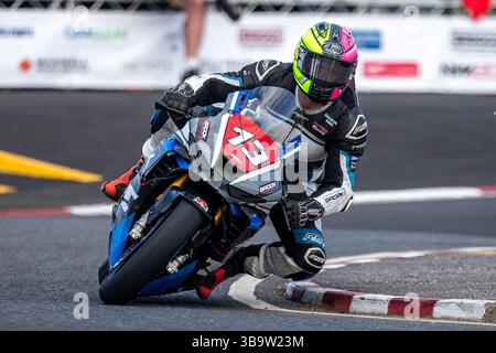 Portstewart, Regno Unito. 11 maggio 2025. 74 Davy Todd con una BMW (BMW 8TenRacing BMW Motorrad) ha vinto gara 6 con un tempo di 21:37,035 ad una velocità media di 124,095mph. 2° è stato Dean HARRISON 3 alla guida di una Honda (Honda Racing UK) con un tempo di 21:37,433 ad una velocità media di 124,057mph. 3° è stato 34 Alastair Seeley su una BMW (SMS /Nichol Oils Racing con un tempo di 21:40,530 ad una velocità media di 123,762mph. Crediti: Bonzo/Alamy Live News Foto Stock