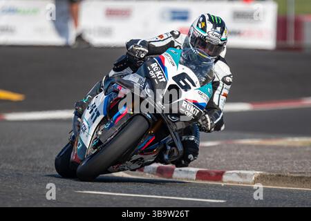 Portstewart, Regno Unito. 11 maggio 2025. 74 Davy Todd con una BMW (BMW 8TenRacing BMW Motorrad) ha vinto gara 6 con un tempo di 21:37,035 ad una velocità media di 124,095mph. 2° è stato Dean HARRISON 3 alla guida di una Honda (Honda Racing UK) con un tempo di 21:37,433 ad una velocità media di 124,057mph. 3° è stato 34 Alastair Seeley su una BMW (SMS /Nichol Oils Racing con un tempo di 21:40,530 ad una velocità media di 123,762mph. Crediti: Bonzo/Alamy Live News Foto Stock
