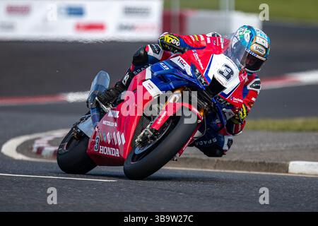 Portstewart, Regno Unito. 11 maggio 2025. 74 Davy Todd con una BMW (BMW 8TenRacing BMW Motorrad) ha vinto gara 6 con un tempo di 21:37,035 ad una velocità media di 124,095mph. 2° è stato Dean HARRISON 3 alla guida di una Honda (Honda Racing UK) con un tempo di 21:37,433 ad una velocità media di 124,057mph. 3° è stato 34 Alastair Seeley su una BMW (SMS /Nichol Oils Racing con un tempo di 21:40,530 ad una velocità media di 123,762mph. Crediti: Bonzo/Alamy Live News Foto Stock