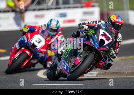 Portstewart, Regno Unito. 11 maggio 2025. 74 Davy Todd con una BMW (BMW 8TenRacing BMW Motorrad) ha vinto gara 6 con un tempo di 21:37,035 ad una velocità media di 124,095mph. 2° è stato Dean HARRISON 3 alla guida di una Honda (Honda Racing UK) con un tempo di 21:37,433 ad una velocità media di 124,057mph. 3° è stato 34 Alastair Seeley su una BMW (SMS /Nichol Oils Racing con un tempo di 21:40,530 ad una velocità media di 123,762mph. Crediti: Bonzo/Alamy Live News Foto Stock