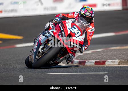 Portstewart, Regno Unito. 11 maggio 2025. 74 Davy Todd con una BMW (BMW 8TenRacing BMW Motorrad) ha vinto gara 6 con un tempo di 21:37,035 ad una velocità media di 124,095mph. 2° è stato Dean HARRISON 3 alla guida di una Honda (Honda Racing UK) con un tempo di 21:37,433 ad una velocità media di 124,057mph. 3° è stato 34 Alastair Seeley su una BMW (SMS /Nichol Oils Racing con un tempo di 21:40,530 ad una velocità media di 123,762mph. Crediti: Bonzo/Alamy Live News Foto Stock