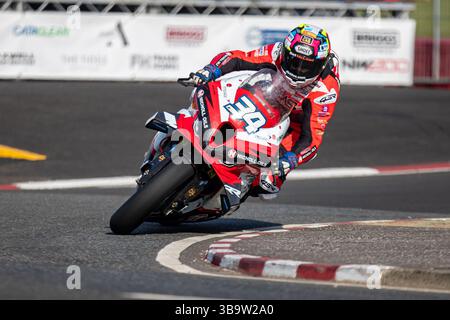 Portstewart, Regno Unito. 11 maggio 2025. 74 Davy Todd con una BMW (BMW 8TenRacing BMW Motorrad) ha vinto gara 6 con un tempo di 21:37,035 ad una velocità media di 124,095mph. 2° è stato Dean HARRISON 3 alla guida di una Honda (Honda Racing UK) con un tempo di 21:37,433 ad una velocità media di 124,057mph. 3° è stato 34 Alastair Seeley su una BMW (SMS /Nichol Oils Racing con un tempo di 21:40,530 ad una velocità media di 123,762mph. Crediti: Bonzo/Alamy Live News Foto Stock