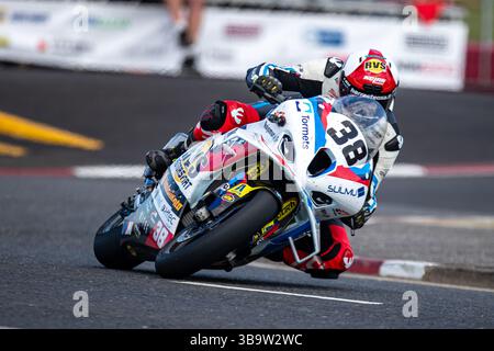 Portstewart, Regno Unito. 11 maggio 2025. 74 Davy Todd con una BMW (BMW 8TenRacing BMW Motorrad) ha vinto gara 6 con un tempo di 21:37,035 ad una velocità media di 124,095mph. 2° è stato Dean HARRISON 3 alla guida di una Honda (Honda Racing UK) con un tempo di 21:37,433 ad una velocità media di 124,057mph. 3° è stato 34 Alastair Seeley su una BMW (SMS /Nichol Oils Racing con un tempo di 21:40,530 ad una velocità media di 123,762mph. Crediti: Bonzo/Alamy Live News Foto Stock