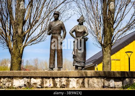 Holland, mi, USA - 24-04-2025: Foto di statue di uomo e donna olandese in abiti tradizionali al Window on the Waterfront Park di Holland Michigan su Foto Stock