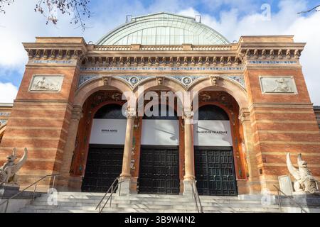Vista frontale della facciata esterna dell'edificio del Palazzo Velazquez, annesso al famoso Museo d'Arte Contemporanea Reina Sofia, Parco cittadino Urban El Retiro Madrid, Spagna Foto Stock