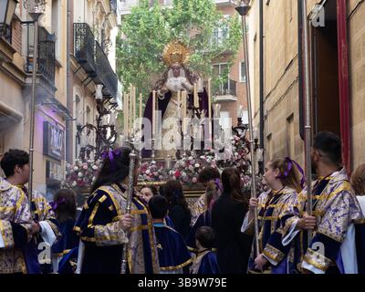 Madrid, Spagna. 10 maggio 2025. Membri della fratellanza dei rinnegati ('Desamparados') che guardano alla Vergine che esce dalla chiesa. © Valentin Sama-Rojo/Alamy Live News. Foto Stock