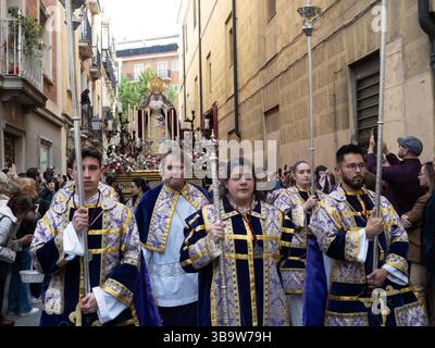 Madrid, Spagna. 10 maggio 2025. La "Pertiguera" (C) che conduce la processione della Madonna dei Rinnegati a Madrid. © Valentin Sama-Rojo/Alamy Live News. Foto Stock