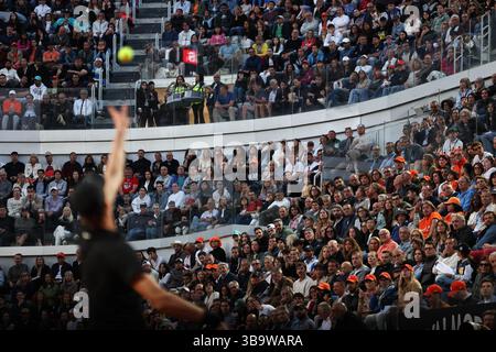 Roma, Italia. 10 maggio 2025. Gli spettatori guardano il singolare maschile del 64 match tra Jannik Sinner d'Italia e Mariano Navone dell'Argentina all'ATP Italian Open di Roma, in Italia, 10 maggio 2025. Crediti: Li Jing/Xinhua/Alamy Live News Foto Stock