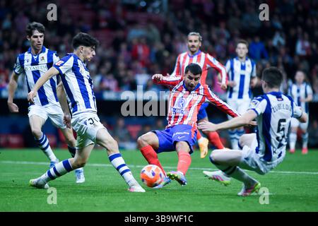 Madrid, Spagna. 10 maggio 2025. Angel Correa (C) dell'Atletico de Madrid vige per il pallone durante la partita di calcio della Liga tra l'Atletico de Madrid e il Real Sociedad a Madrid, Spagna, il 10 maggio 2025. Crediti: Gustavo Valiente/Xinhua/Alamy Live News Foto Stock