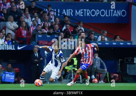 Madrid, Spagna. 10 maggio 2025. Koke (R) dell'Atletico de Madrid visse con Takefusa Kubo del Real Sociedad durante la partita di calcio della Liga tra l'Atletico de Madrid e il Real Sociedad a Madrid, Spagna, il 10 maggio 2025. Crediti: Gustavo Valiente/Xinhua/Alamy Live News Foto Stock