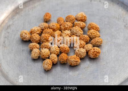 Primo piano di semi di prugna essiccati su argenteria. Questo frutto, chiamato anche jujujube indiano, dattero cinese, è localmente conosciuto come Boroi o K Foto Stock