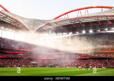 Lisbona, Portogallo. 10 maggio 2025. Vista generale dell'Estadio da Luz con fumo durante la partita Betclic della Liga Portugal tra lo Sport Lisboa Benfica e lo Sporting Clube de Portugal. (Punteggio finale: SL Benfica 1 - 1 Sporting CP). Credito: SOPA Images Limited/Alamy Live News Foto Stock