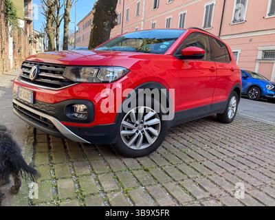 Cremona, Italia - 5 aprile 2025 vivace Scarlet 2021 Compact Crossover che mostra le sue linee eleganti e lo stile moderno su una strada acciottolata con i suoi Foto Stock