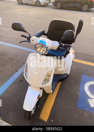 Cremona, Italia - 5 aprile 2025 Scoprite il Pinnacle della mobilità con il nostro scooter elettrico avanzato, perfetto per le gite fluide in città e per le escursioni Foto Stock