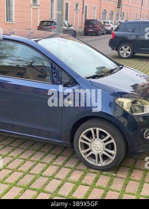 Cremona, Italia - 5 aprile 2025 Un'immersione profonda nel mondo dell'Ingegneria e del Design automobilistico con la Volkswagen Up che ne esplora i vari volti Foto Stock