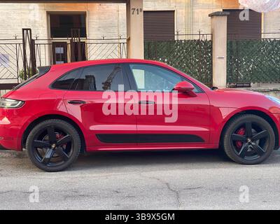 Cremona, Italia - 5 aprile 2025 The Bold Red Macan Una Sinfonia di potenza ed eleganza un capolavoro automobilistico che unisce prestazioni e stile con Impe Foto Stock