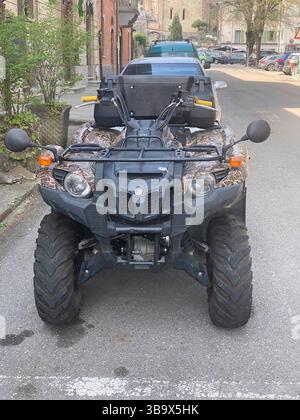 Cremona, Italia - 5 aprile 2025 esplorare il terreno robusto con un potente ATV, uno sguardo al mondo delle avventure fuoristrada e dell'Automotive perfor Foto Stock