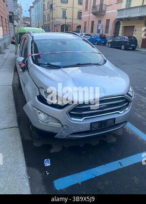 Cremona, Italia - 5 aprile 2025 Argento Ford EcoSport 2018 danneggiato: Valutazione dell'impatto ed esplorazione del potenziale di ripristino a seguito di una collisione, Conside Foto Stock