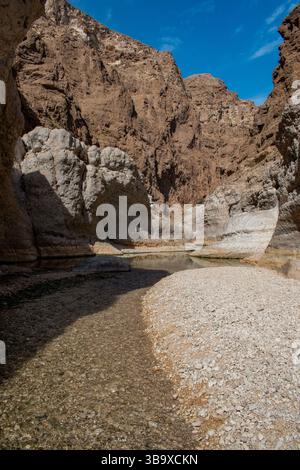 Oman: Wadi Shab, uno stretto canyon che ospita piscine d'acqua cristallina e cascate segrete all'interno di una grotta che scorre dai monti Hajar nel Golfo di Oman Foto Stock