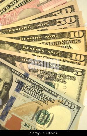 Valore varietale delle banconote in dollari USA disposte su sfondo bianco Foto Stock