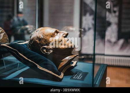 15 febbraio 2025, Belgrado, Serbia: Primo piano di una serena maschera mortale esposta in un museo, che mette in evidenza la conservazione storica delle figure Foto Stock