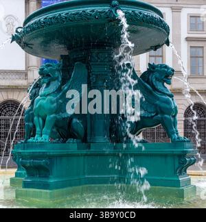 Scultura leoni storica Fontana dei leoni, fonte dos Leões, Piazza Prac de Gomes Teixeira, città di Porto, Portogallo, Europa Foto Stock