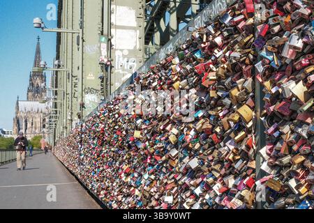Liebesschlösser Köln Blick auf die Hohenzollernbrücke in Köln. über 750 000 Liebesschlösser mit einem geschätzten Gewicht von 60 Tonnen hängen an dem Geländer der Brücke. *** Love Locks Cologne Vista del ponte Hohenzollern a Colonia oltre 750.000 chiuse d'amore con un peso stimato di 60 tonnellate pendono dalle ringhiere del ponte Foto Stock