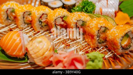 Ampio set di sushi panoramico da vicino. Un assortimento di vari maki, nigiri e rotoli Foto Stock