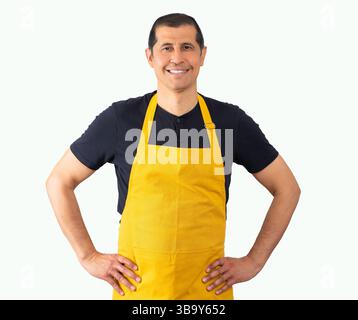 Uomo con grembiule giallo su sfondo bianco, emozioni positive Foto Stock