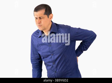 Bell'uomo d'affari che indossa una camicia blu su sfondo bianco isolato. Sofferenza di mal di schiena, toccando la schiena con la mano, dolore muscolare Foto Stock