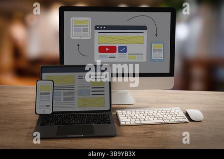 Mockup reattivo per la progettazione di siti Web su desktop, laptop, tablet e smartphone per lo sviluppo Web moderno e i progetti UI/UX Foto Stock