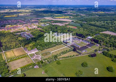 Luftbild, Übersicht Schloss Nordkirchen und Schlosspark Westpark mit Oranienburg, barocca Schlossanlage und Wasserschloss, Baustelle mit Baugerüst AN Foto Stock