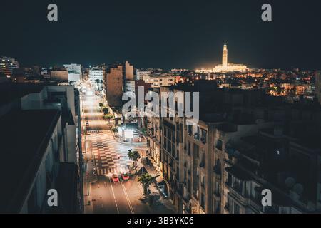 Paesaggio urbano di Casablanca di notte che mostra la moschea illuminata di Hassan II, la più grande moschea del Marocco e una delle più grandi al mondo Foto Stock
