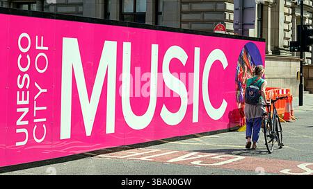 Glasgow, Scozia, Regno Unito. 11 maggio 2025. La controversa ristrutturazione di George Square nel centro della città ha strappato il cuore della città in quanto era un punto di attraversamento e andare a destinazione per i turisti. La piazza è completamente murata e coperta da costosi annunci pubblicitari della città, mentre i senzatetto dormono sulle strade della città con la rimozione delle statue a partire da lunedì. Credit Gerard Ferry/Alamy Live News Foto Stock