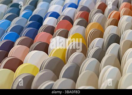 Scale multicolore. Campioni di carta di vernice di colori diversi. Primo piano, sfondo astratto Foto Stock