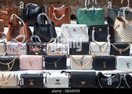 Borse false in vendita contraffatte di lusso designer Foto Stock