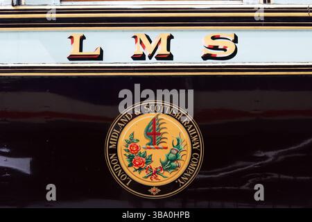 Le insegne LMS sul lato della carrozza della Queen Alexandra Saloon al Locomotion Railway Museum, Shildon, Contea di Durham, Inghilterra. Foto Stock