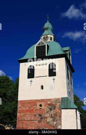 Dettagli della Cattedrale di Porvoo. Finlandia, Porvoo. Campanile in mattoni rossi e stucchi della Cattedrale luterana di Porvoo, restaurato dopo l'incendio del 2006. Foto Stock