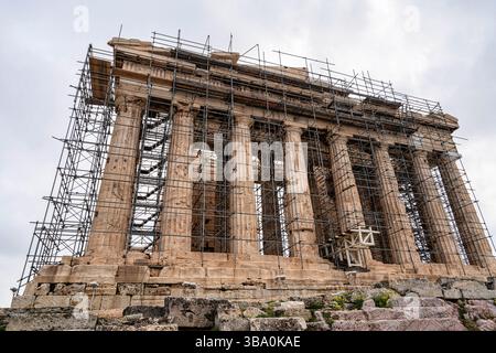 Vista frontale del tempio del Partenone sull'Acropoli di Atene, completamente circondata da impalcature come parte dei lavori di conservazione in corso. Foto Stock