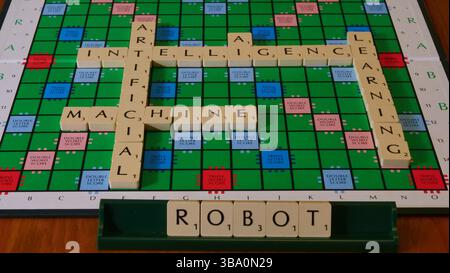 Il concetto di intelligenza artificiale è illustrato su una lavagna di Scrabble con le parole robot, Machine, Learning, intelligenza artificiale scritte in lettere Foto Stock