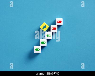 Attivazione dei pulsanti e attivazione delle opzioni. Concedere l'autorizzazione ai cookie. Pulsanti di accensione e spegnimento sui cubi con una freccia rivolta verso l'alto. Foto Stock