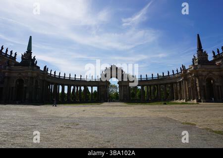 Vista frontale dei comunita' barocchi e del colonnato del Neues Palais, del nuovo Palazzo, del castello Sanssouci a Potsdam, Germania Foto Stock