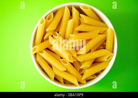 Londra Regno Unito, 11 maggio 2025, ciotola singola di penne Pasta cruda in stile italiano Foto Stock