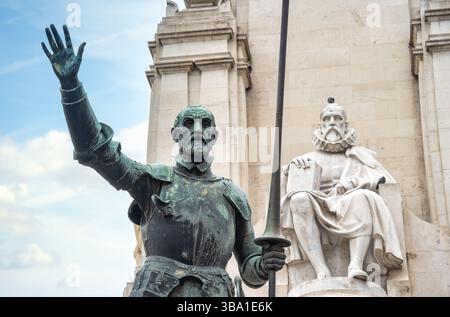 Don Chisciotte e Monumento a Sancho Panza in Plaza de España, Madrid. Primo piano. Foto Stock