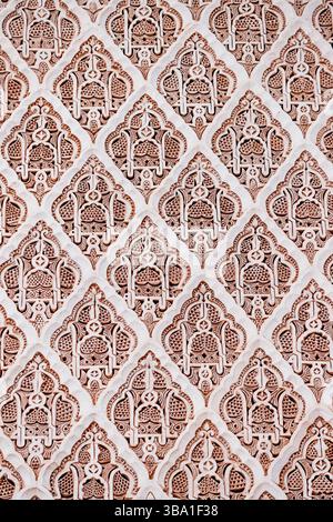 Tradizionale motivo geometrico islamico che decora un muro in Marocco, creando un design affascinante e ornato Foto Stock