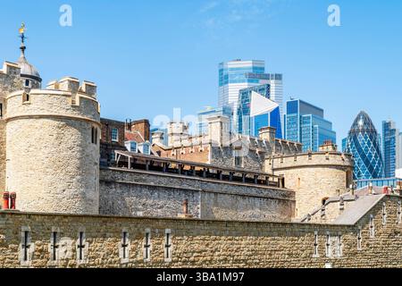 LONDRA, Regno Unito - 11 MAGGIO 2025: I moderni grattacieli della City di Londra creano uno sfondo architettonico contrastante alla storica Torre di Londra. Foto Stock