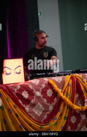 Londra, Regno Unito, 10 maggio 2025, Tate Modern's Birthday, quattro giorni di arte, musica, making e performance per celebrare il 25° anniversario del museo di arte moderna più visitato al mondo. Da venerdì 9 a lunedì 12 maggio, in collaborazione con UNIQLO, Tate Modern offre a tutti la possibilità di godere del meglio dell'arte moderna e contemporanea insieme a musica dal vivo, spettacoli, discorsi, workshop e tour, il tutto gratuitamente. Andrew Lalchan Photography/Alamy Live News Foto Stock